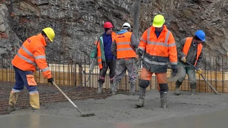 Průběh realizace výstavby Medvěd arény